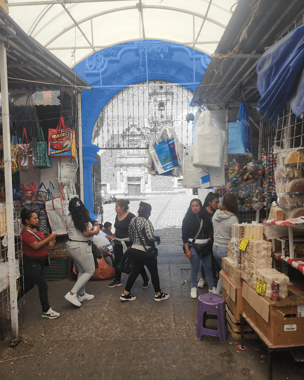 Access to the Parish of Santo Tomas Apostol, La Merced market, typology overlap, commerce vs. religion, Shlomo Rahamim, popular culture, Flower market, circumvallation ring, informal commerce.