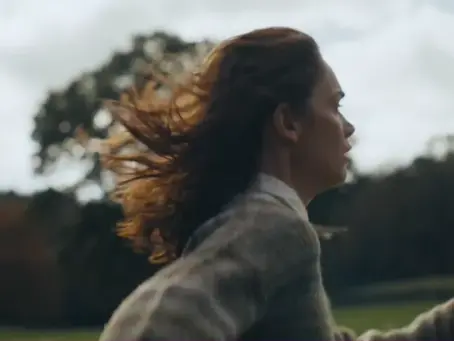 Assista “Seem an I”, novo clipe de PJ Harvey, estrelado por Ruth Wilson