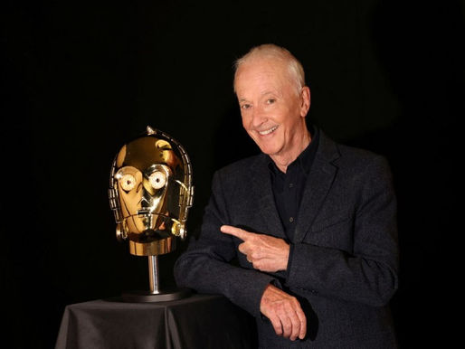 Anthony Daniels, que interpreta o Robô C-3PO, vai leiloar objetos de Star Wars