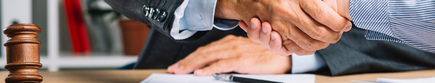 Reunião empresarial para assinatura de contrato jurídico