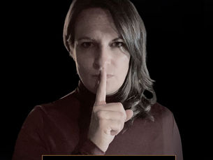 Marina macht "pssst"