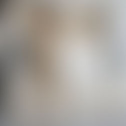 Paraplegiker wartet im Bett auf Partnerin