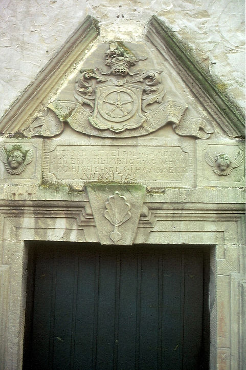 Straßenansicht in Möglingen, Häuserreihe und Gehweg