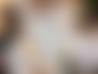 Infografik auf einem Holztisch In der Mitte ein weißes Blatt mit der Aufschrift „Wer zahlt den Schlüsseldienst und drei Pfeilen zu den Begriffen Vermieter, Versicherung und Schutzbrief. Drumherum verteilt Dokumente mit den Aufschriften Mietvertrag, Hausratversicherung, Polizeibericht und Privathaftpflicht, dazu Schlüssel, Münzen, Geldscheine, ein Taschenrechner und zwei Kaffeetassen.