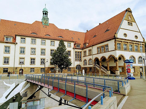 Rathaus Feuerbach, Fassadenansicht und Stadtraum