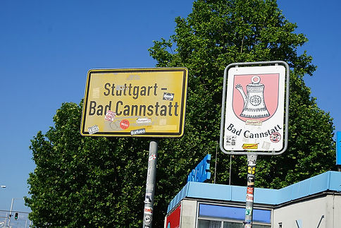 Ortseingangsschild Stuttgart-Bad Cannstatt am Straßenrand