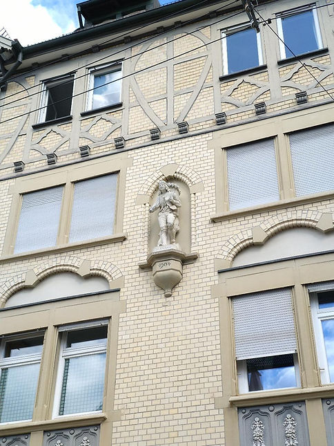 Städtische Figur / Skulptur in Untertürkheim, Nahaufnahme