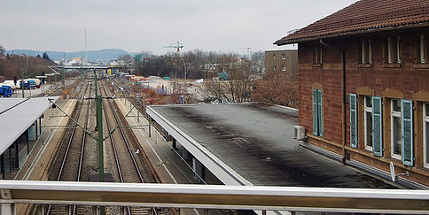 Bahnhof Korntal mit Bahnsteig und Umfeld, Panoramaaufnahme