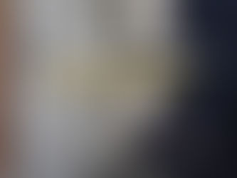 Schlüsseldienst-Monteur in Arbeitskleidung steht vor einer geöffneten Haustür und trägt eine Werkzeugtasche, darüber der Text ‘Schlösser kosten Geld, Fehler kosten mehr’