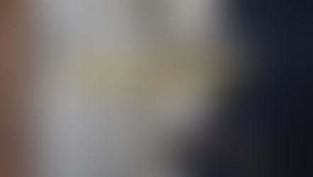 Schlüsseldienst-Monteur in Arbeitskleidung steht vor einer geöffneten Haustür und trägt eine Werkzeugtasche, darüber der Text ‘Schlösser kosten Geld, Fehler kosten mehr’