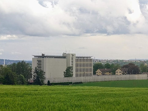 JVA Stuttgart-Stammheim – Gefängnismauer und Zellentrakt