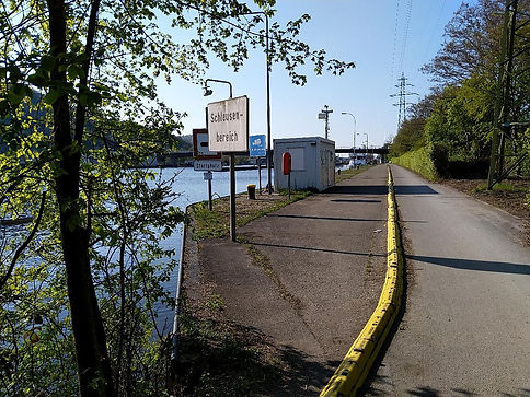 Wasserlauf und Staustufe am Neckar in Obertürkheim