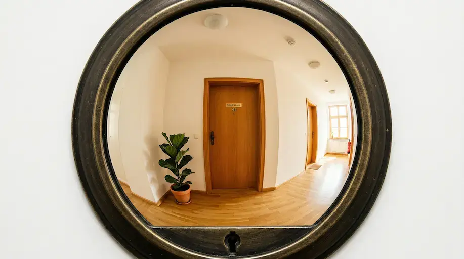 Der Türspion. Warum er an jede Wohnungstür gehört und worauf es ankommt