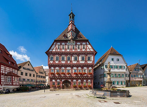 Marktplatz mit Fachwerkhäusern in der Altstadt von Markgröningen