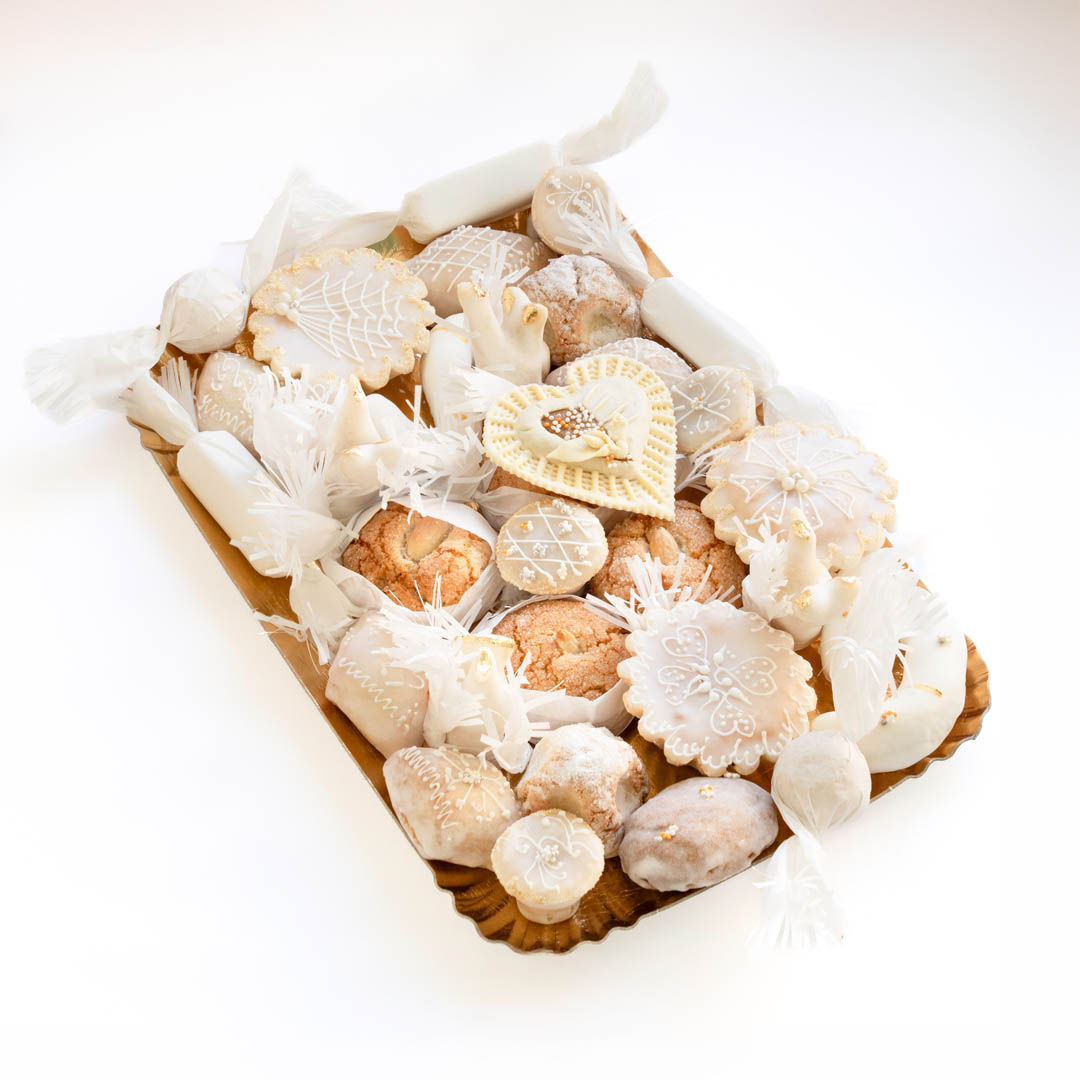 dolci tipici decorati a mano