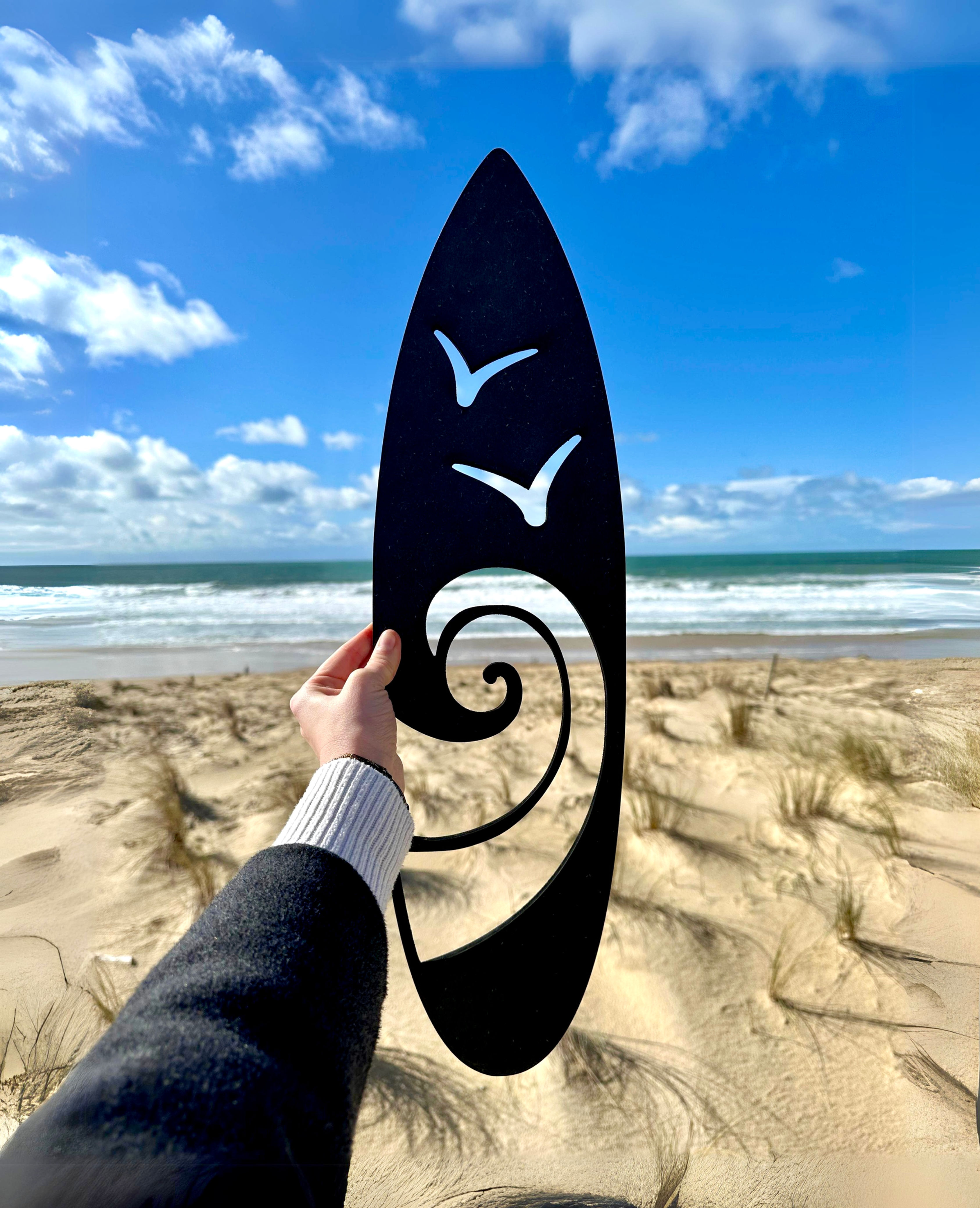 Décoration murale en bois noir - Planche de surf Océan