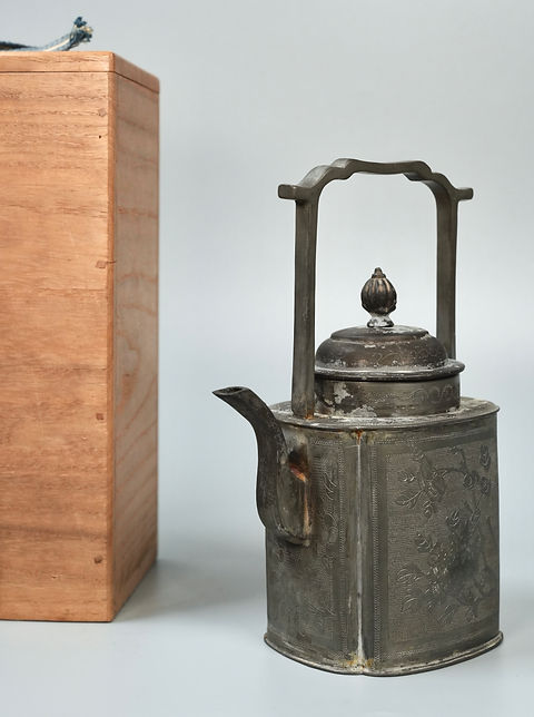 【希少品】古美術•古銅製•急須•茶壺•茶道具/B1–4 古錫製 細工彫『菊牡丹花文』急須 / 茶事 茶道具 箱付け | 小小
