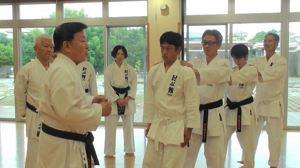 刃物を突き付けられると後ろに下がる。危険は細胞が知っている。我々に足りない真剣さや覚悟を検証を通して指導した