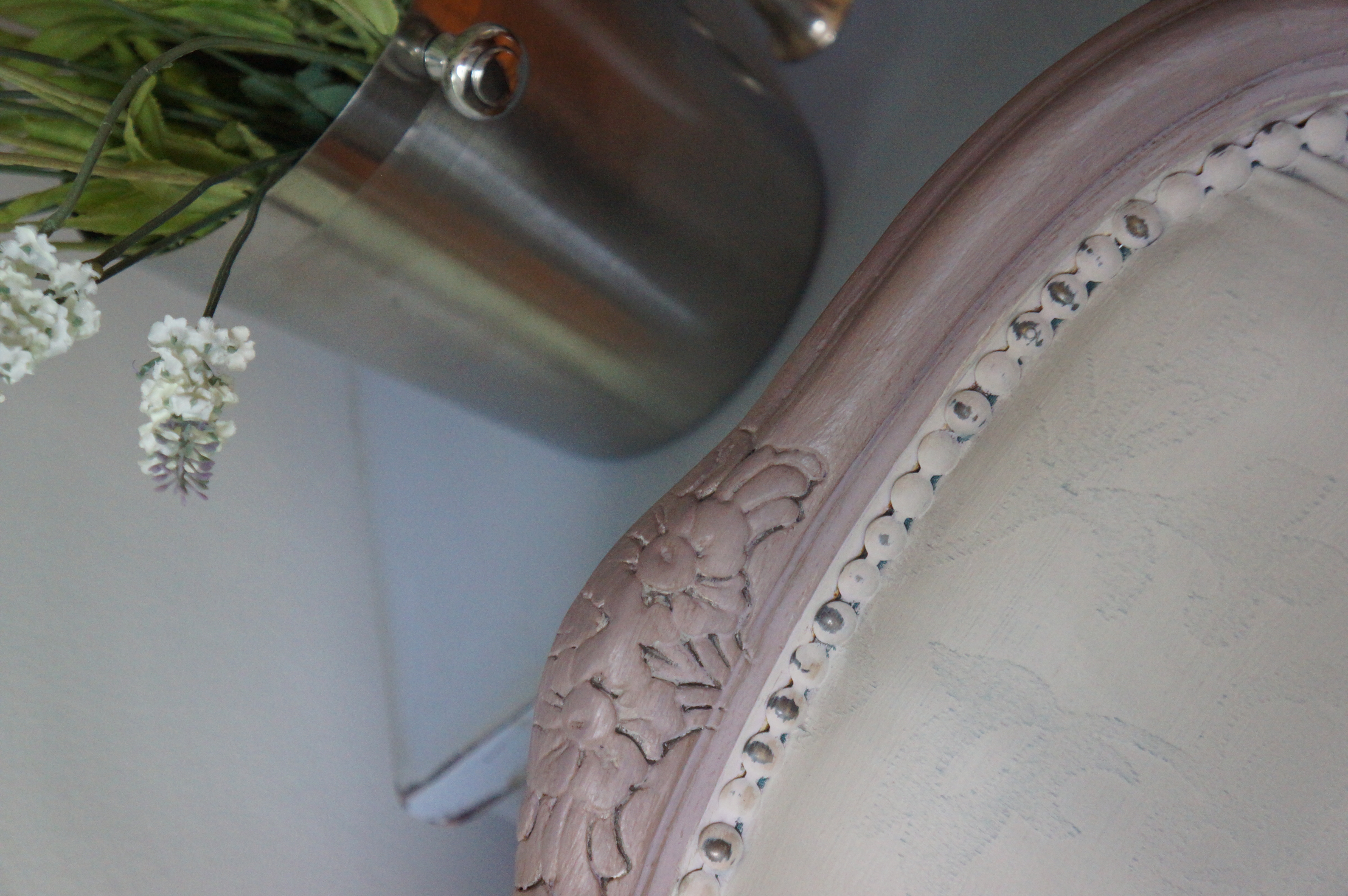 Chalkpaint on fabric.