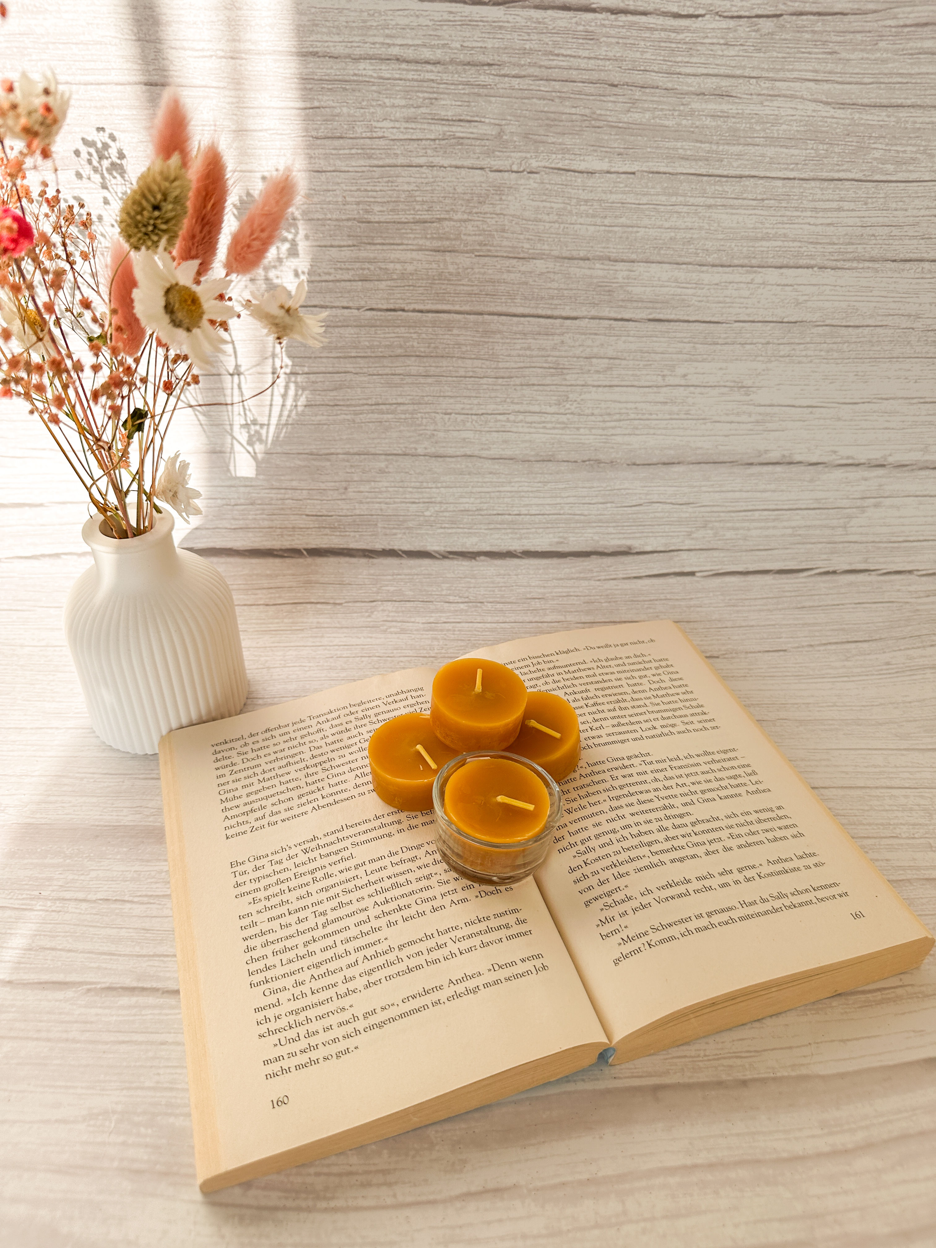 Bienenwachsteelichter im 4er-Set + Glas