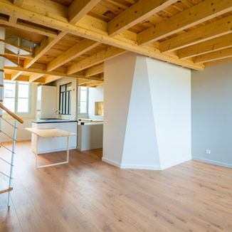 Transformation d'une échoppe sur 2 niveaux en 2 appartements sur 3 niveaux.
Pour un investisseur immobilier, nous avons redéfinis les hauteurs de planchers pour exploiter les combles à hauteur habitable, et ainsi créer un T1 en Rdc et un duplex T3 en étages.

Dépôt de dossier administratif en mairie,
Conception générale du projet avec plans et cahier de détails. 
