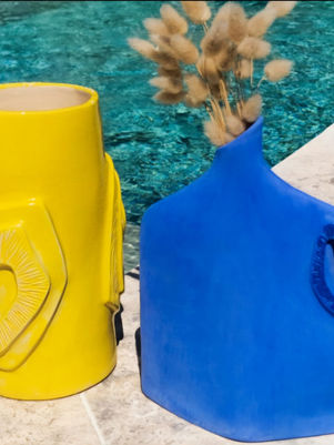 Le duo estival (vase jaune et bleu) prend un bain de vitamine D au bord de la piscine.