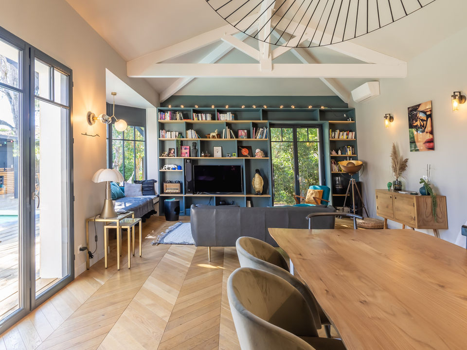 architecture intérieure d'une pièce de vie dans une maison rénovée à Gujan mestras