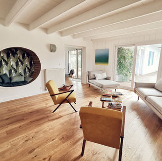 Rénovation totale d'une belle villa familiale et modification des espaces pour les rendre accessibles aux personnes à mobilité réduite. 
Création d'une extension salle de vidéo/bibliothèque lumineuse. 

Conception générale (maison +annexe), 
Coordination de chantier, 
Design d'éléments architecturaux, 
Design de mobilier sur-mesure, 
Décoration.