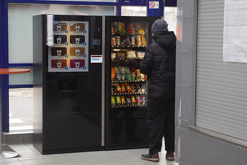 Klient przed automatem w miejscu publicznym