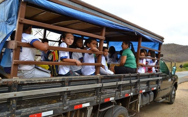 Pau de arara escolar: Crianças são transportadas até em carroceria