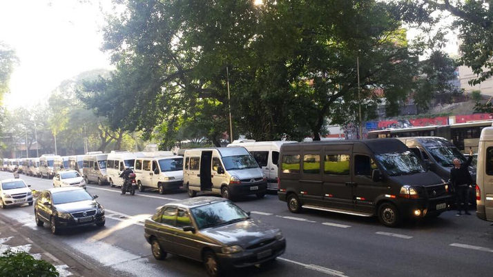 Vanzeiros fazem protesto em vias do centro de São Paulo por um trabalho legalizado.