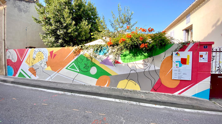 Fresque murale colorée mêlant végétation, portraits en line art et formes géométriques