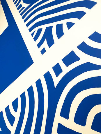 Détail de fresque murale au pinceau, motifs géométriques bleus et blancs, peinture acrylique artisanale