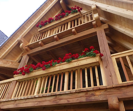 Massiver Balkon aus Lärche bei Südtirol-Chalet Alpenchalet-Bau Holzhausbau aus Südtirol