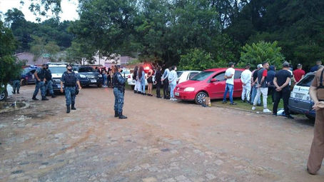 Fiscalização interrompe festa clandestina em chácara no Ganchinho