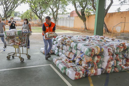 Prefeitura entrega cestas básicas a quase seis mil alunos sem merenda