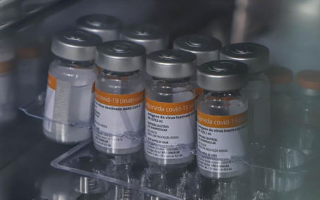 Com novas doses, Curitiba vacina idosos com 71 anos completos ou mais