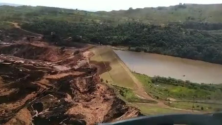 Bombeiros suspendem buscas por vítimas de barragem de Brumadinho