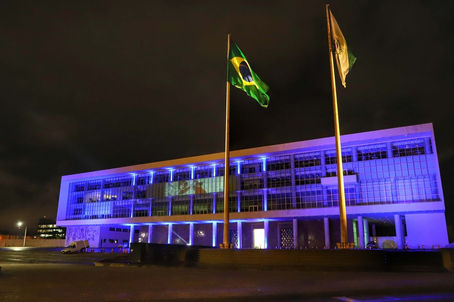 Projeções no Palácio Iguaçu homenageiam profissionais da saúde