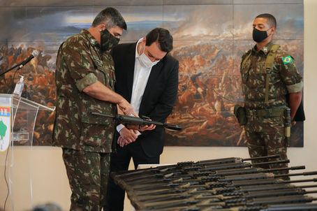 Estado recebe 100 fuzis do Exército para reforçar segurança pública
