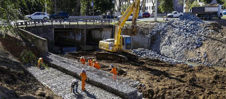 Intervenção protege talude e regula vazão do Rio Bacacheri