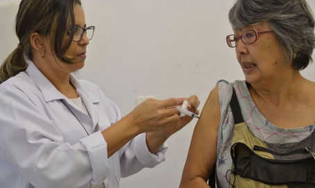 Campanha de vacinação contra gripe terá drive thru para idosos no Rio