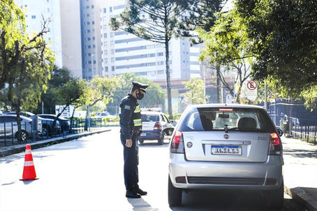 Em média, 13 veículos são guinchados diariamente por irregularidades