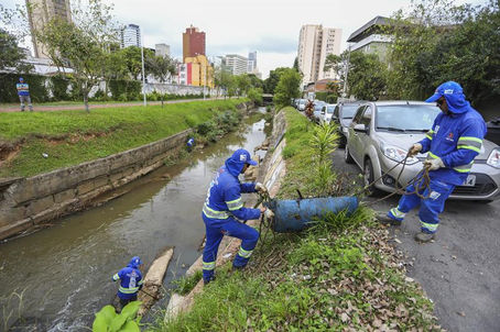 Moradores das regiões do Rio Belém aprendem sobre limpeza urbana e separação de lixo