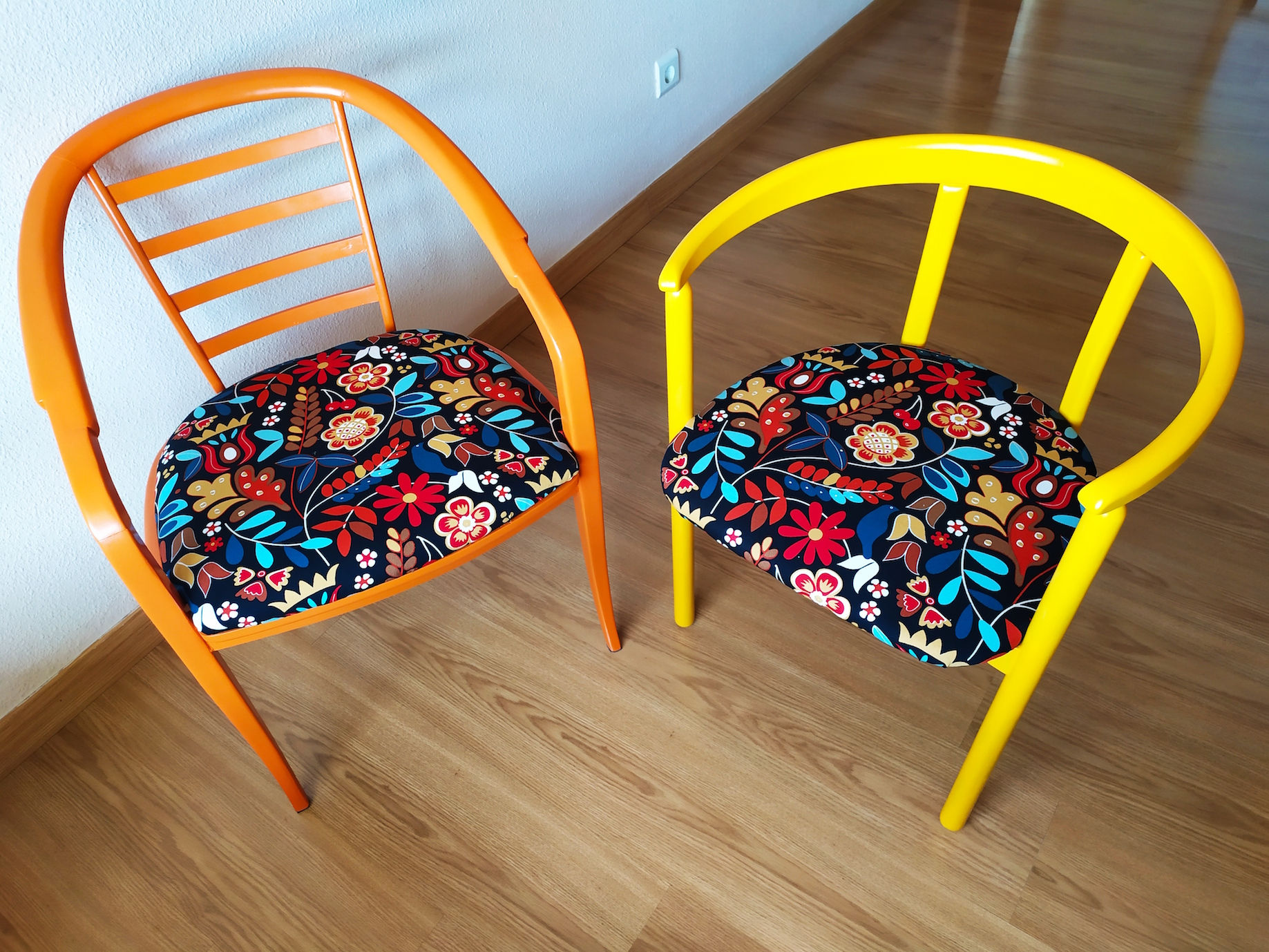 Dos sillas estampadas