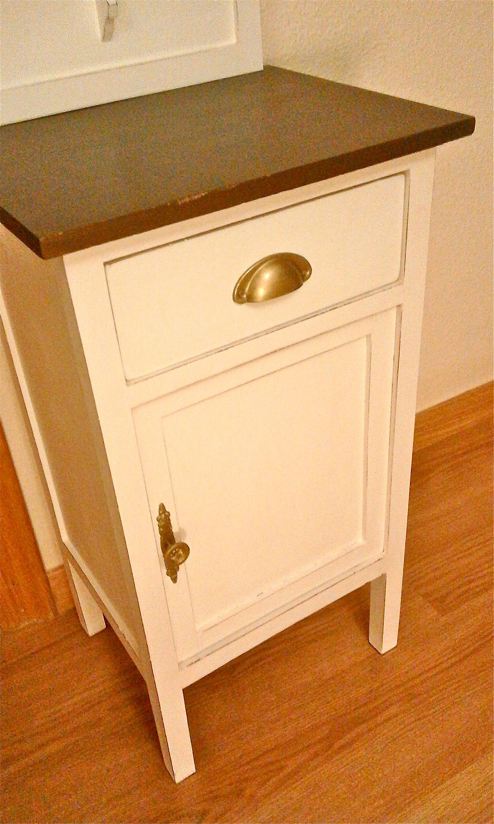 Thumbnail: Mesita de noche modernista