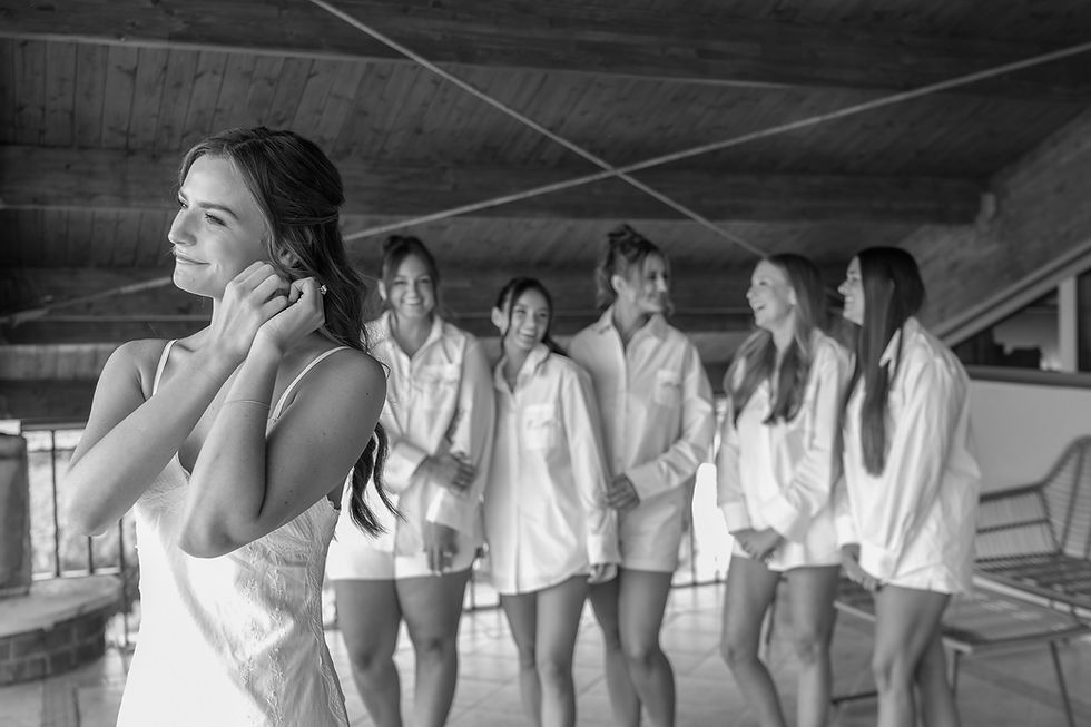 ¿Quién paga qué en una boda en España? La guía definitiva para novios, damas de honor y padrinos