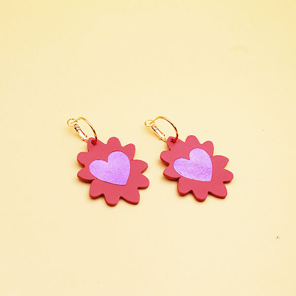 Miniature : Boucles d’oreilles Pop, créoles en cuir recyclé multicolore, fleurs et coeurs, bijou artisanal L’Oiseau Funambule