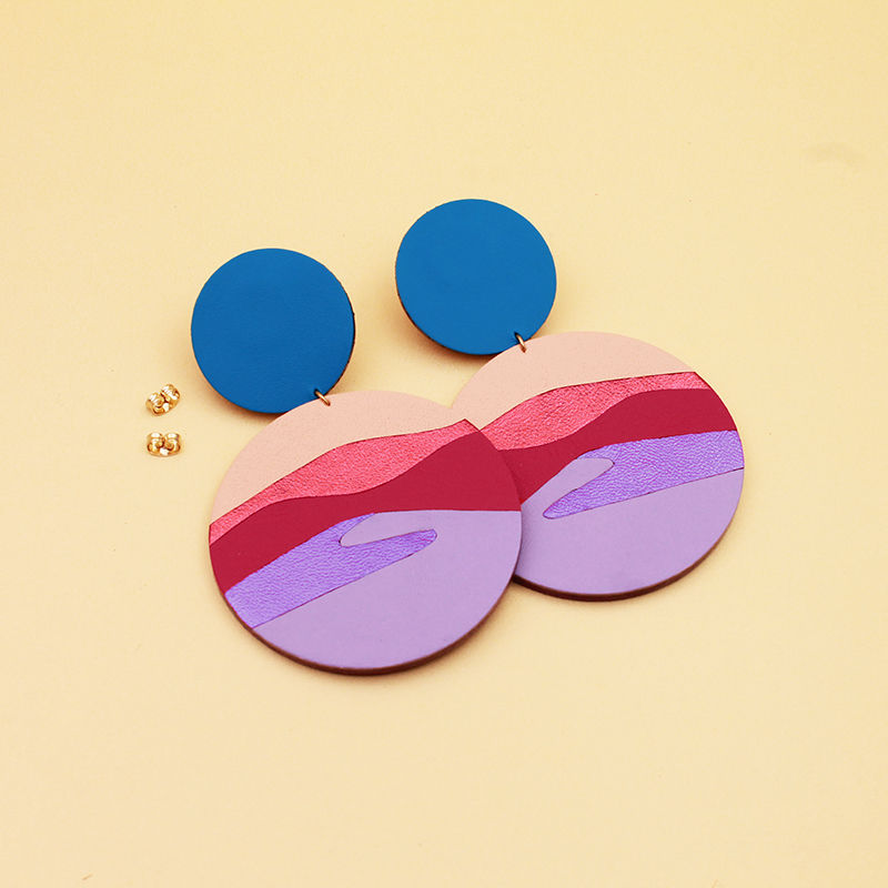Miniature : Grandes boucles d'oreilles Dune en cuir recyclé coloré et métallisé, motif paysage abstrait rose, lilas et bleu, bijou