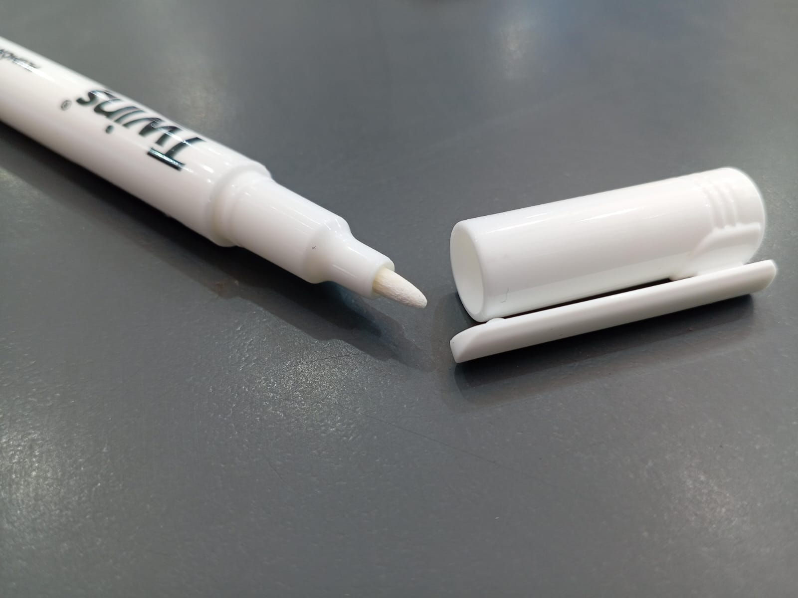 MARCADOR PERMANENTE TWINS BLANCO 1MM AR-01732